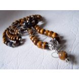 Mala tigrisszemmel, zafírral, vörös gránáttal